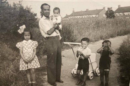 Vader Van der Sluijs met kinderen